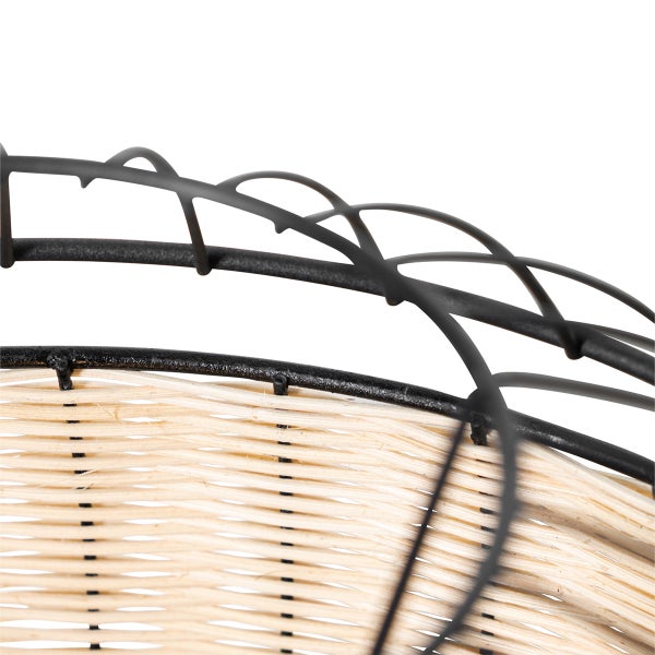 Detailaufnahme einer Lampe aus Rattan und Metall