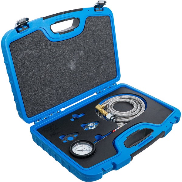 Offener blauer Werkzeugkoffer mit Manometer und Schlauch