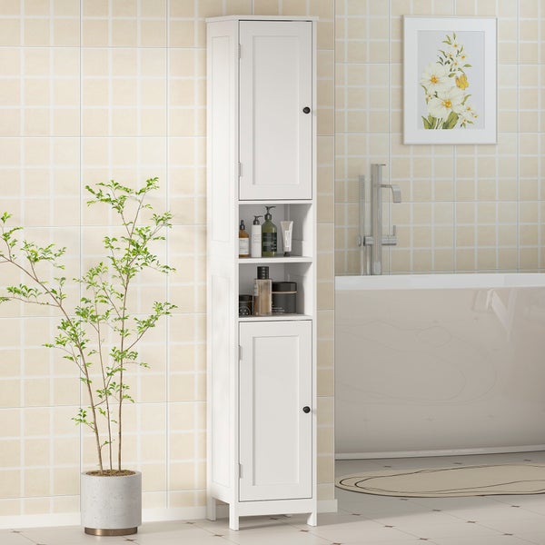 Weißer Badhochschrank mit zwei Türen und zwei offenen Regalfächern in einem hellen Badezimmer neben einer Badewanne und einer Pflanze.