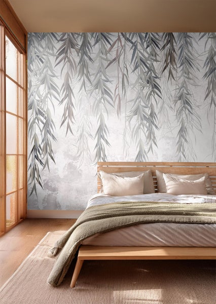 Schlafzimmer mit Fototapete mit herabhängenden Blättern und Holzbett