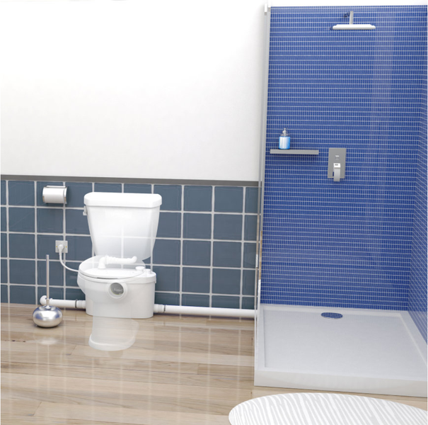 Badezimmer mit Stand-WC, integrierter Hebeanlage, Dusche mit Mosaikfliesen und Boden in Holzoptik.