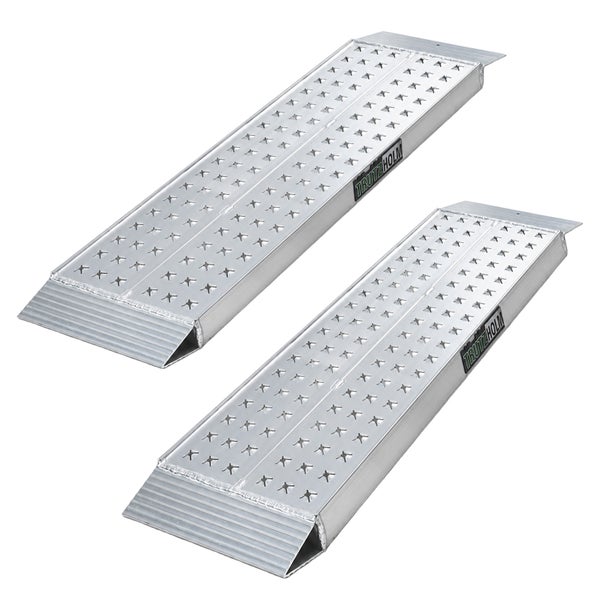 Zwei Trutzholm Auffahrrampen aus Aluminium mit rutschhemmender Profilierung und abgeschrägten Enden.