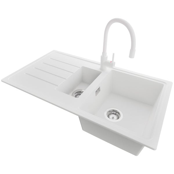 Einbauspüle mit anderthalb Becken, Abtropffläche und weißer Küchenarmatur.