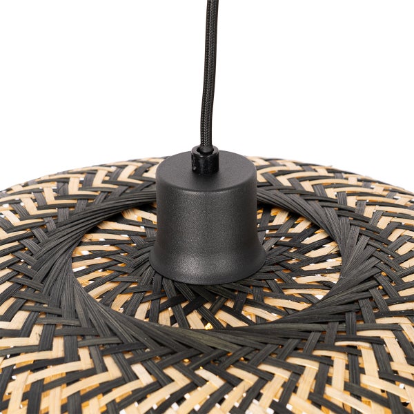 Detailansicht einer Hängelampe aus geflochtenem Rattan mit schwarzem Baldachin