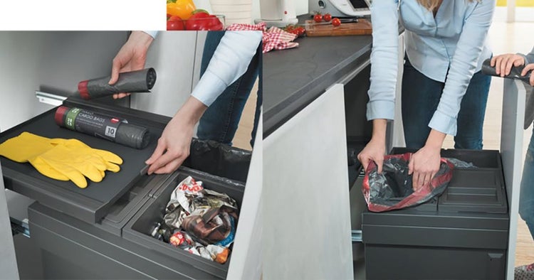 Einbaueimer mit Müllbeuteln, gelben Gummihandschuhen und Abfall in einer Küche.