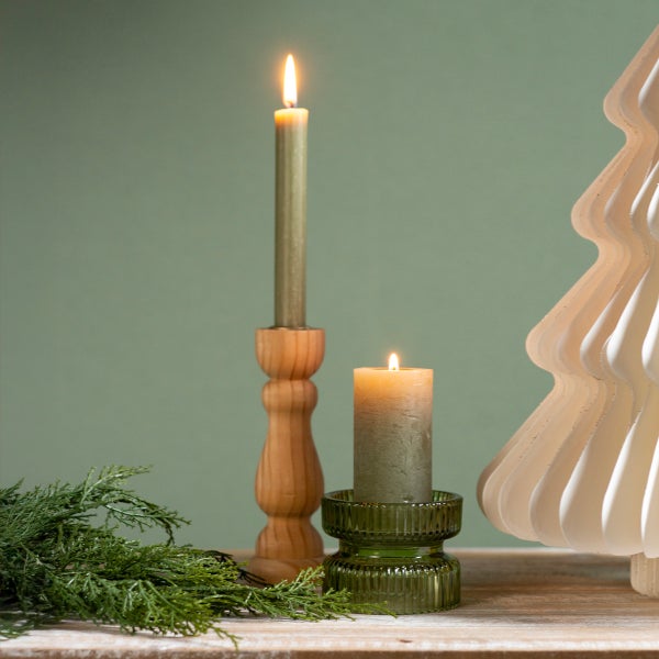 Nahaufnahme einer runden Schale aus grünem, geriffeltem Glas mit vertikaler Struktur.