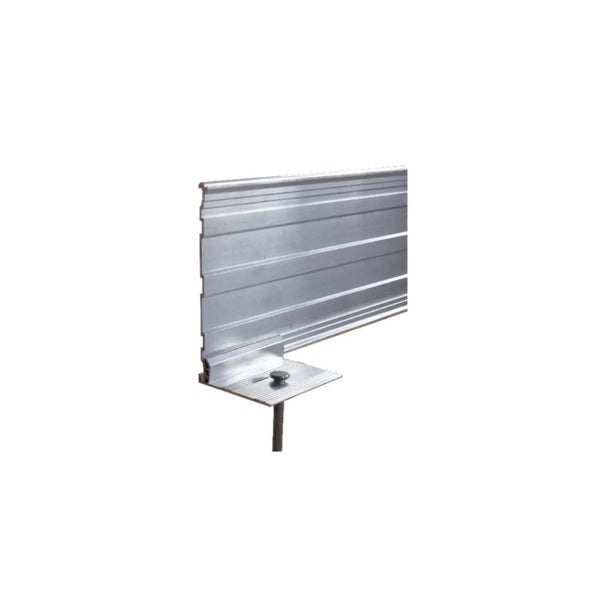 Rasenkante aus Aluminium mit Befestigungswinkel und Erdnagel zur stabilen Begrenzung von Beeten und Rasenflächen.