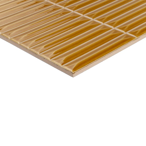 Wandfliese mit geriffelter Struktur, glänzende Oberfläche, aus Steingut, geeignet für Innenräume.