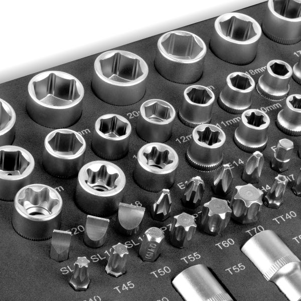 Sortiment an Steckschlüsseleinsätzen und Bits in Halterung