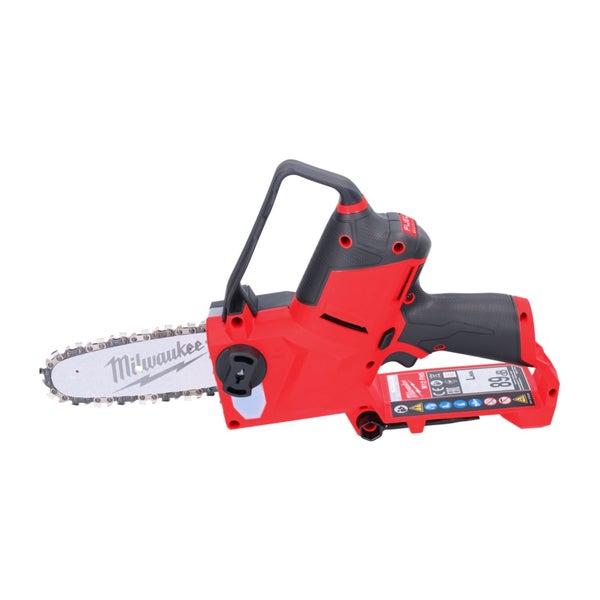Akku-Astsäge Milwaukee M12 FUEL Hatchet mit 15 Zentimeter langer Führungsschiene.