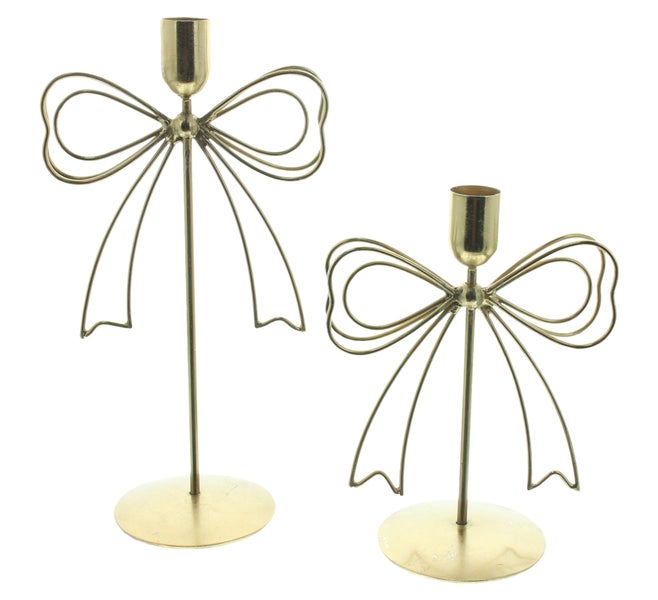 Zwei Kerzenhalter aus Metall mit dekorativer Schleife als Kerzenständer Set.