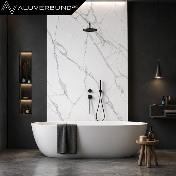Modernes Badezimmer mit freistehender Badewanne, Wandpaneel in Marmoroptik und schwarzen Armaturen. Aluverbund24 Logo.