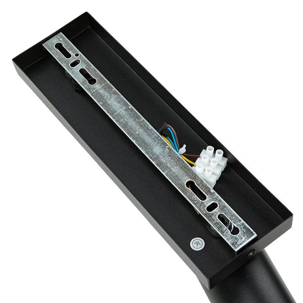 Detailansicht einer schwarzen Wandleuchte mit Montageplatte und Verkabelung