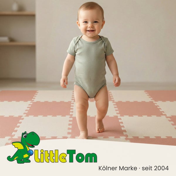 Kleinkind steht auf einer Puzzlematte aus Schaumstoff mit quadratischen Fliesen. LittleTom Logo.