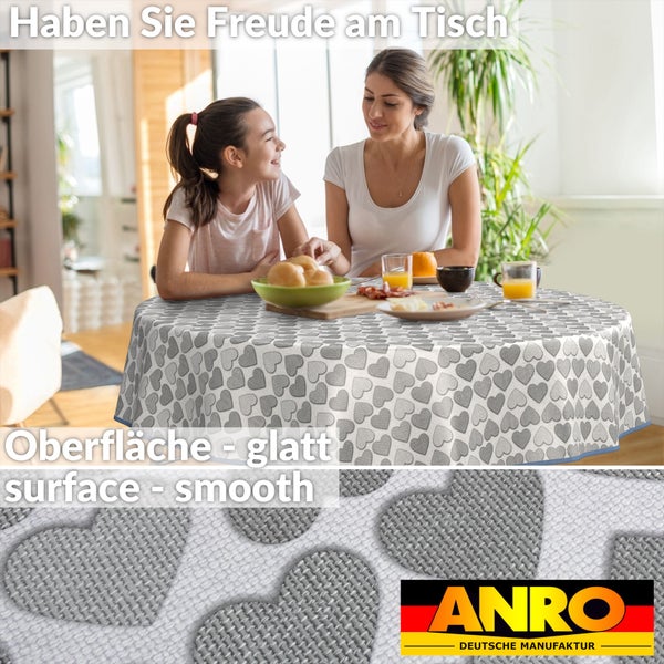 Szene mit Mutter und Tochter an einem Tisch mit einer Tischdecke mit Herzmuster und glatter Oberfläche. ANRO Logo.