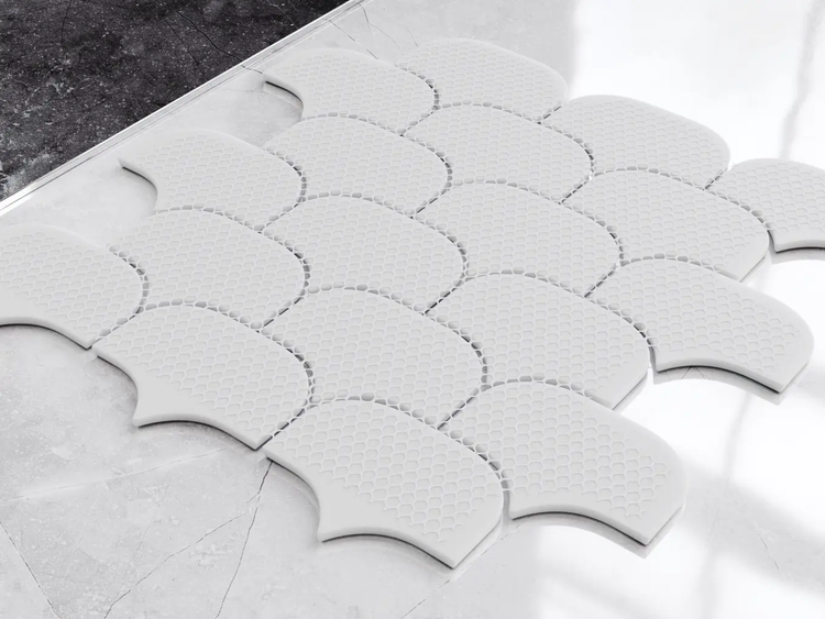 Mosaikfliese in Fächerform Weiß matt mit strukturierter Oberfläche.