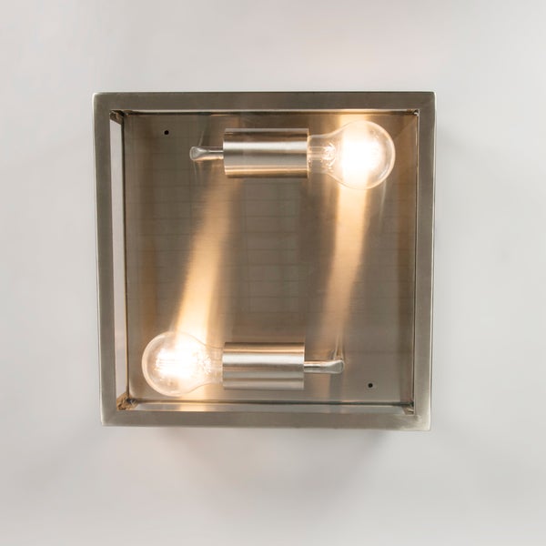Quadratische Wandleuchte oder Deckenleuchte aus gebürstetem Metall mit zwei eingeschalteten Leuchtmitteln.