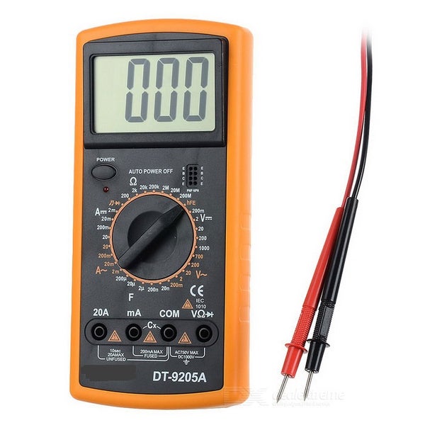 Heller Wohnraum mit Fenster, Sofa, Tisch und mit Pflanzenmuster verzierter Tapete.