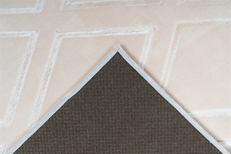Beiger strukturierter Teppich mit geometrischem Muster und rutschfester Rückseite mit Noppen.