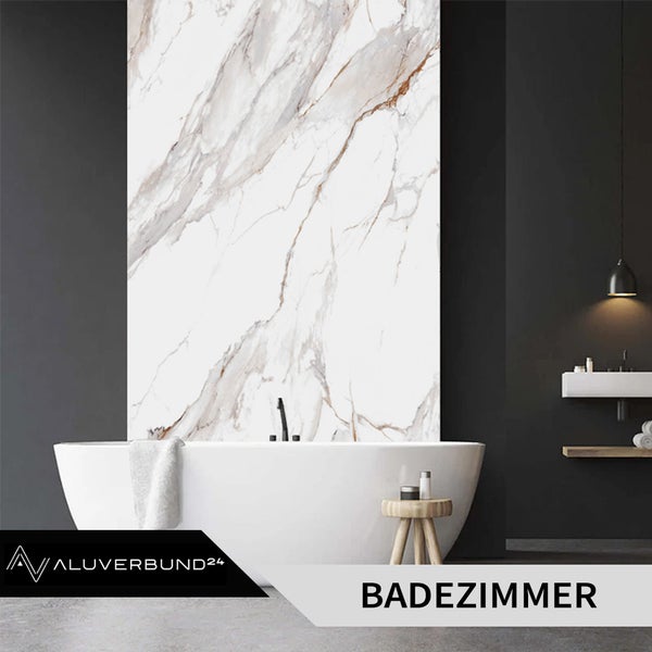 Badezimmer mit freistehender Badewanne und Wandverkleidung in Marmoroptik