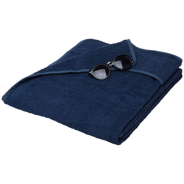 Gefaltetes, dunkelblaues Handtuch mit Sonnenbrille