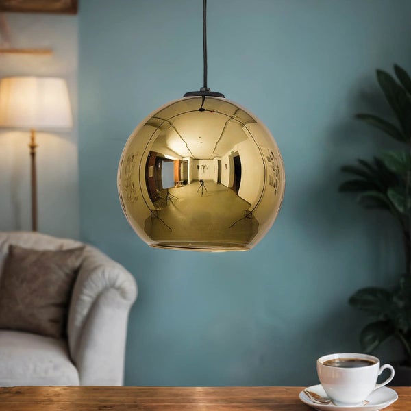 Goldfarbene Hängelampe über einem Holztisch in einem Wohnzimmer