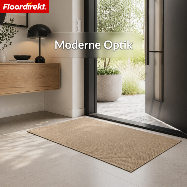 Floordirekt Logo. Moderne beige Schmutzfangmatte in einem hellen Eingangsbereich mit offener Tür, Holzmöbeln und Fliesenboden.
