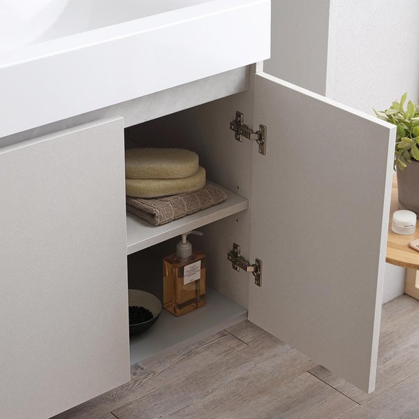 Badezimmerschrank mit geöffneter Tür, Innenraum mit Handtüchern und Seife