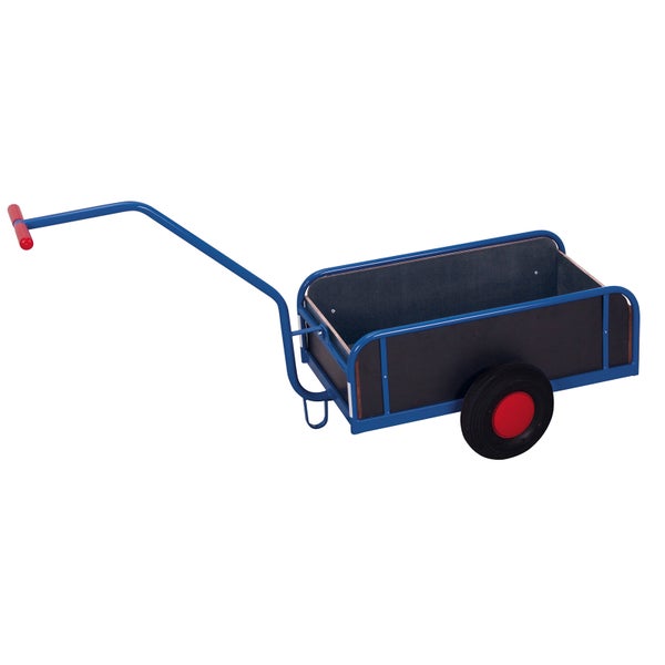 Bollerwagen mit blauem Metallrahmen, schwarzen Holzwänden und Deichsel.
