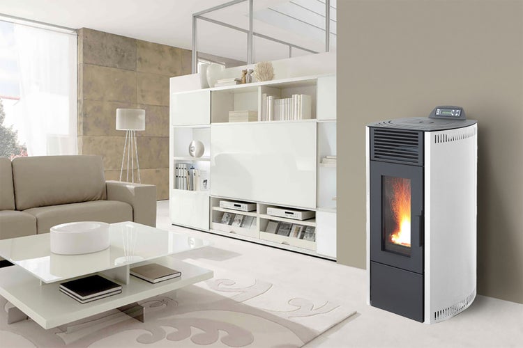 Moderner Pelletofen mit brennendem Feuer im Wohnzimmer, integriert in ein helles, zeitgenössisches Interieur mit Sofa und Wohnwand.