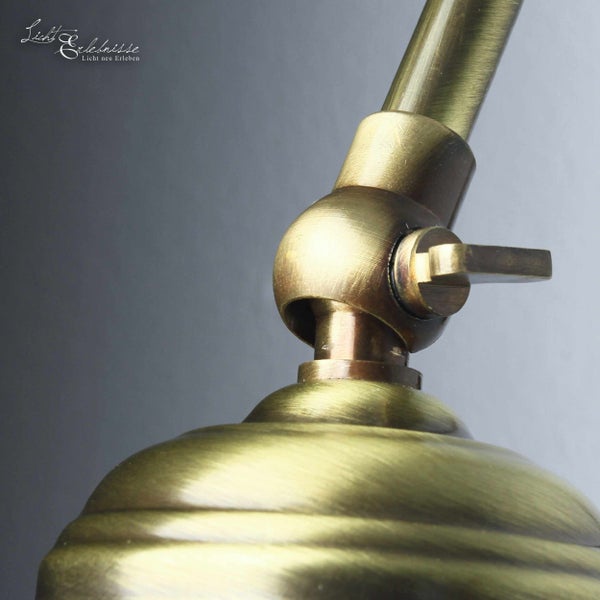 Nahaufnahme einer Lampe mit Messingbeschlägen und Einstellschraube