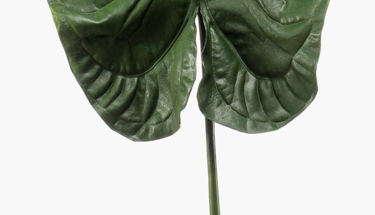 Detailaufnahme eines strukturierten grünen Kunstblatts mit markanten Blattadern und Stiel.