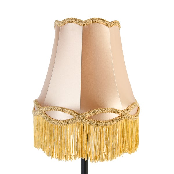 Lampenschirm aus Stoff mit gewelltem Rand, dekorativer Bordüre und langen Fransen.