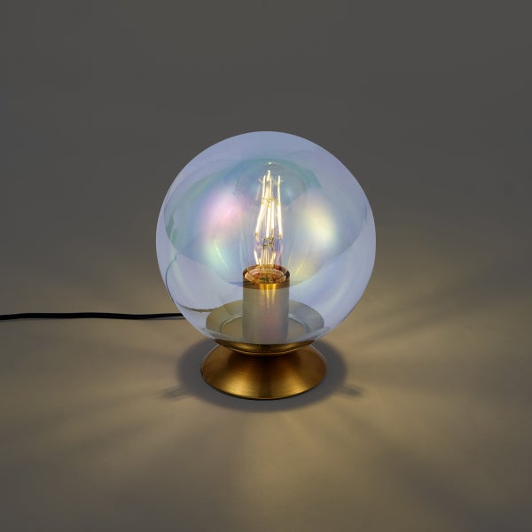 Moderne Tischleuchte mit kugelförmigem, irisierendem Glasschirm, messingfarbenem Fuß und leuchtendem LED-Filament-Leuchtmittel.