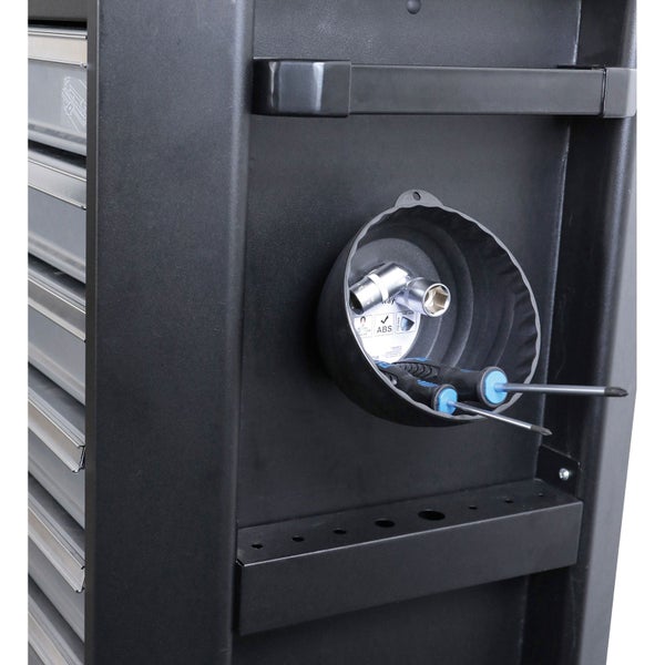 Magnetische Werkzeugschale an einem Werkstattwagen, gefüllt mit Steckschlüsseleinsätzen und Schraubendrehern.