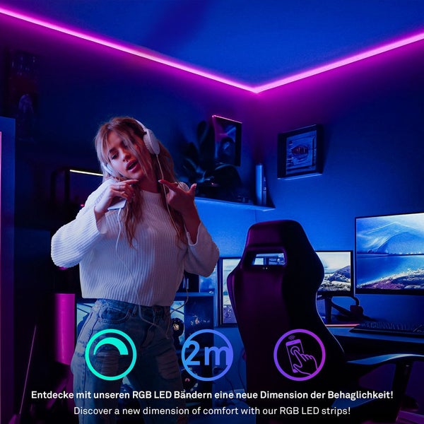Beleuchtetes Gaming-Zimmer mit RGB LED Streifen an der Decke, Person mit Kopfhörern und Icons für App-Steuerung sowie eine Länge von 2 Meter.
