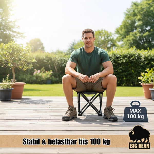 Mann sitzt auf einem schwarzen Falthocker im Garten. Der Hocker hat eine maximale Belastbarkeit von 100 Kilogramm.