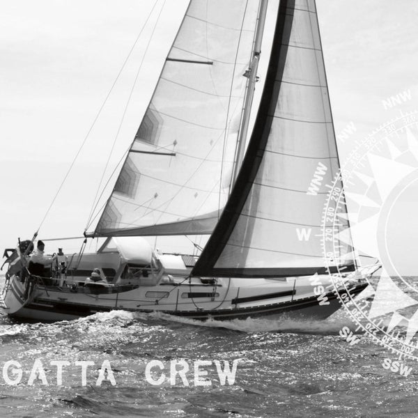 Segelboot auf dem Wasser mit Kompassrose