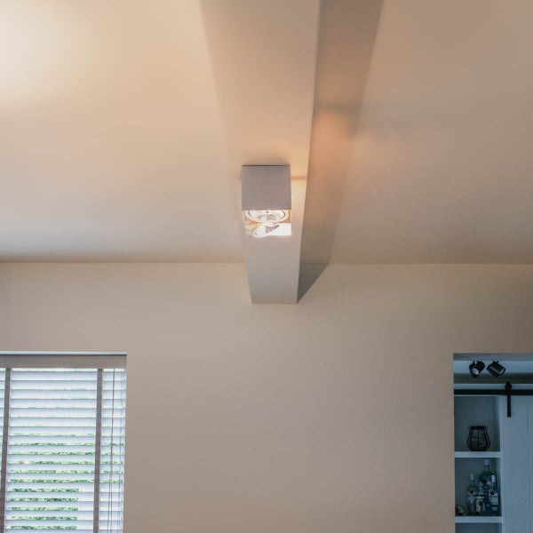 Deckenleuchte an einer Zimmerdecke montiert