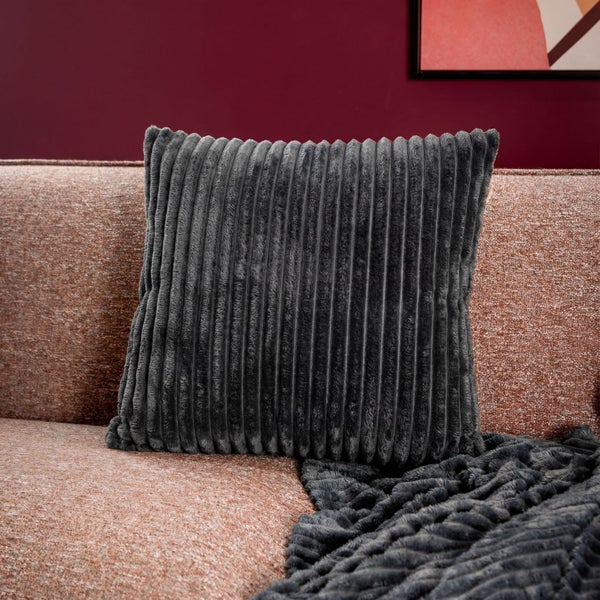 Dekokissen mit Rippenstruktur auf einem Sofa