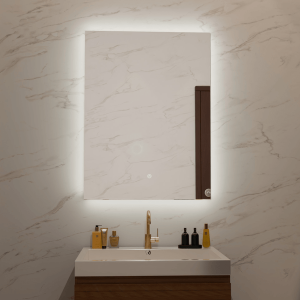 Wandspiegel mit Hintergrundbeleuchtung und integriertem Holzpaneel über einem modernen Waschbecken mit goldener Armatur vor einer Marmorwand.