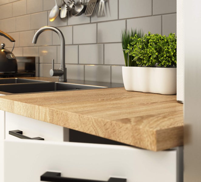 Küchenszene mit Spüle, Armatur, Arbeitsplatte und Dekoration