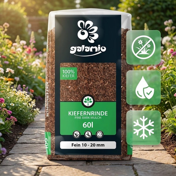 Galamio Logo auf einem 60 Liter Sack Kiefernrinde fein 10 bis 20 Millimeter, unkrauthemmend, wasserspeichernd, frostschützend, in hellem Garten.
