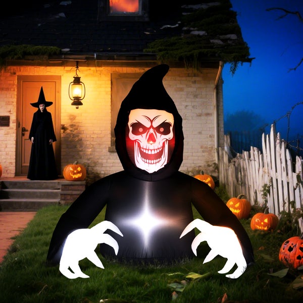 Szene mit Halloween-Dekorationen, darunter ein Skelett, eine Hexe und Kürbisse vor einem Haus.
