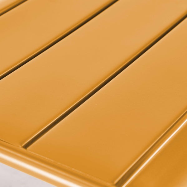 Nahaufnahme der Oberfläche eines Gartenmöbels mit parallel angeordneten Metall-Lamellen in Senfgelb.