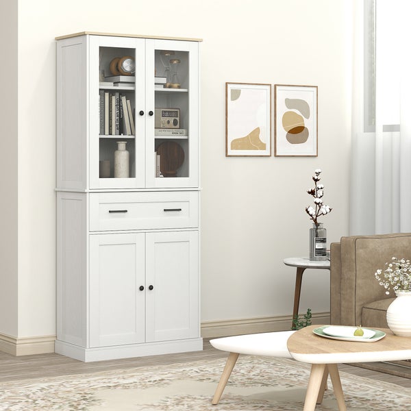 Weißer Buffetschrank im Wohnzimmer mit Glastüren, einer Schublade und blickdichten Türen unten. Oberseite in Holzoptik.