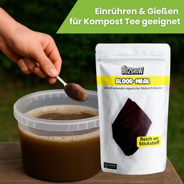 Eimer mit Flüssigkeit, Löffel mit Pulver und eine Packung Bio2Grow Blutmehl als schnell wirkender organischer Stickstoff-Booster