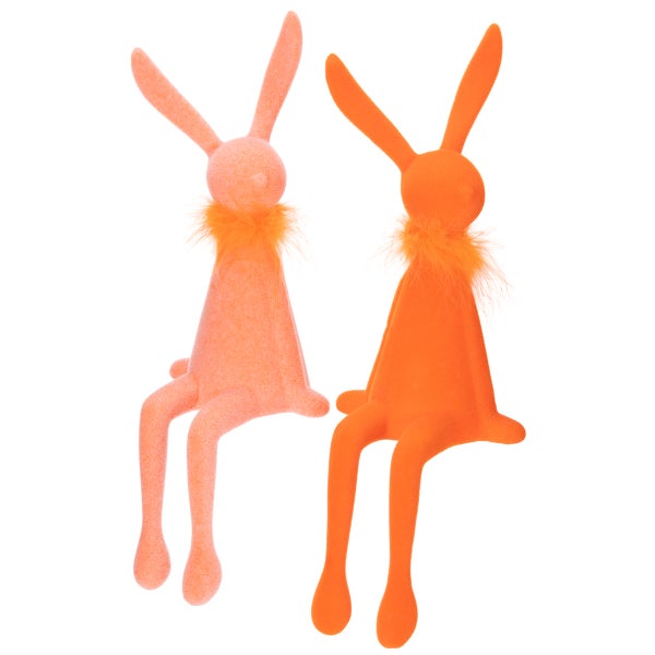 Zwei dekorative Hasenfiguren mit Federn am Hals