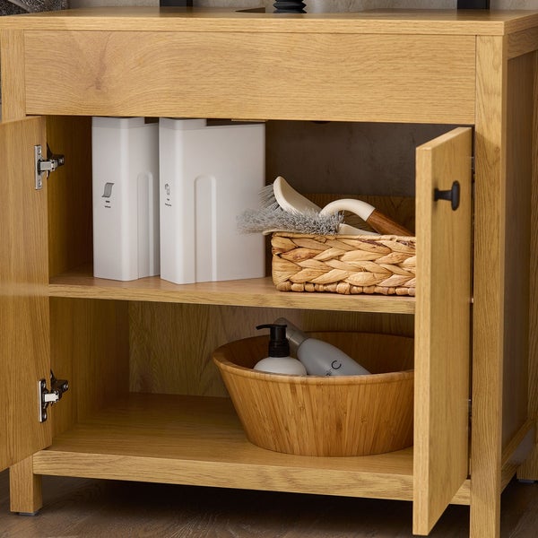 Offener Holzunterschrank mit Badutensilien