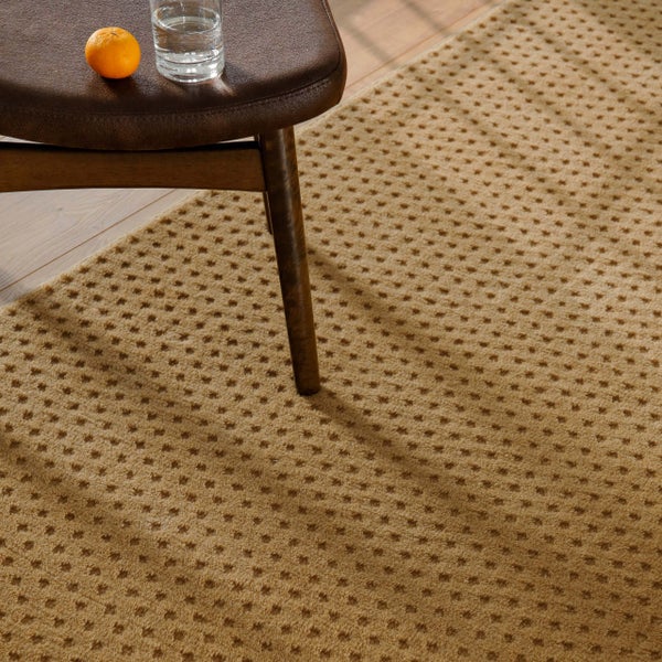 Rechteckiger brauner Teppich mit Waffelmuster und Detailansicht der Textur.